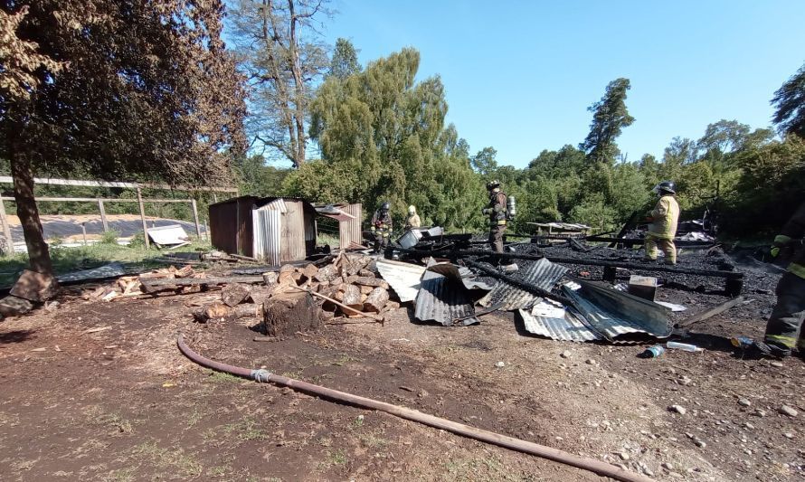 Familia perdió su hogar en incendio al interior de un fundo en Los Lagos