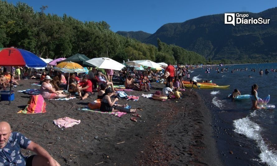 Valdivianos y turistas disfrutan el verano 2024 en las playas de la región