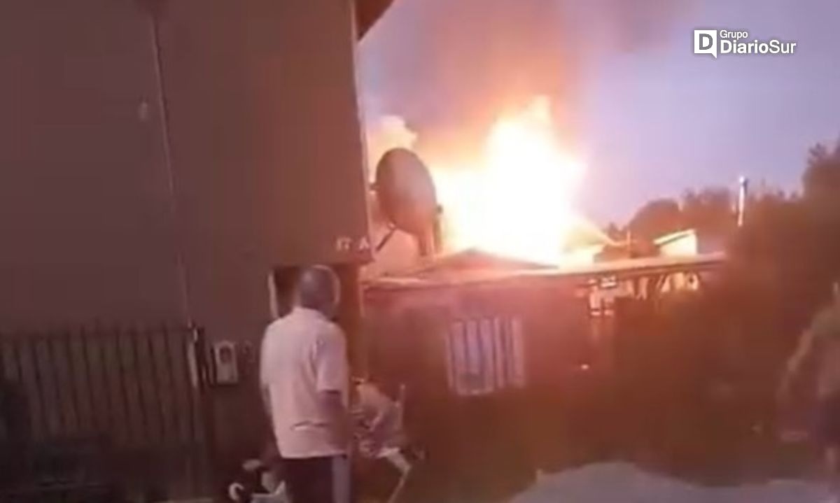 Bomberos acuden a incendio declarado a avenida Argentina