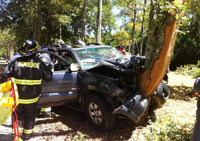 Un conductor resultó herido tras choque frontal con un árbol en Quimán