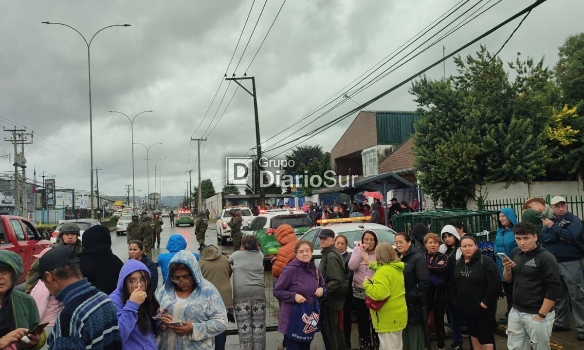 Decenas de personas esperan llegada de restos del ex Presidente Piñera a Valdivia