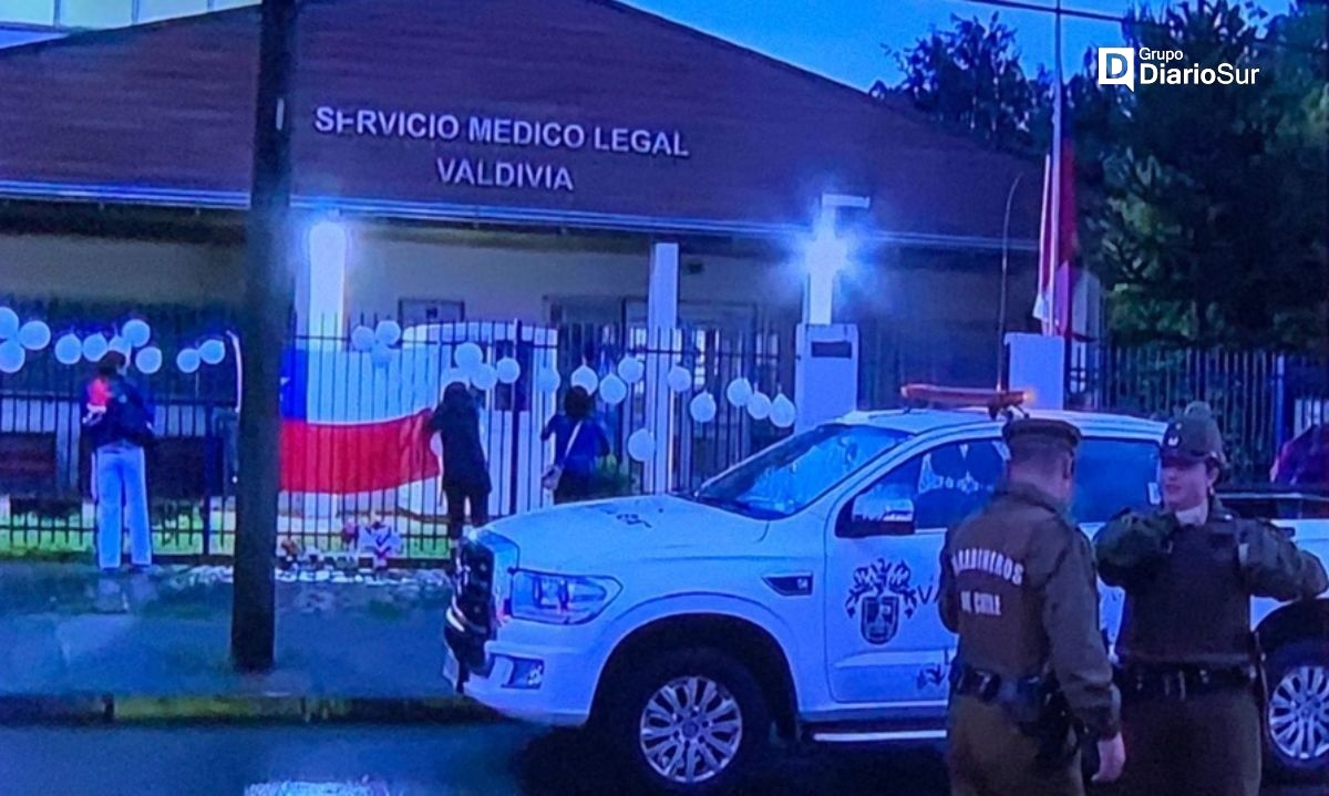 Valdivianos esperan arribo del cuerpo de Sebastián Piñera en las afueras del SML