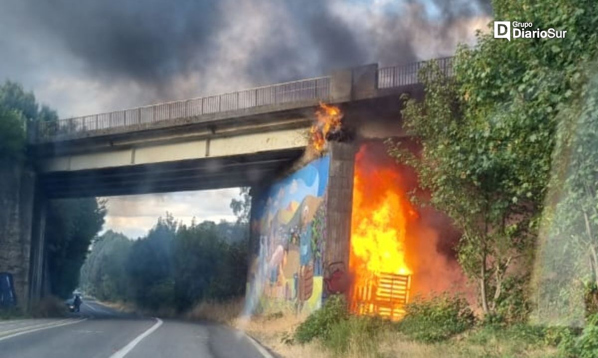 Bomberos de Paillaco controla incendio de pastizales cerca de paso de nivel