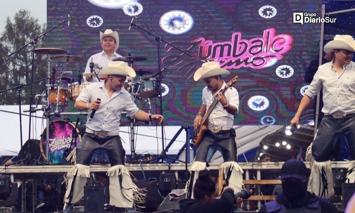 Lluvia casi aguó segunda jornada de la Expo Rural en Futrono: Zúmbale Primo interrumpió su show