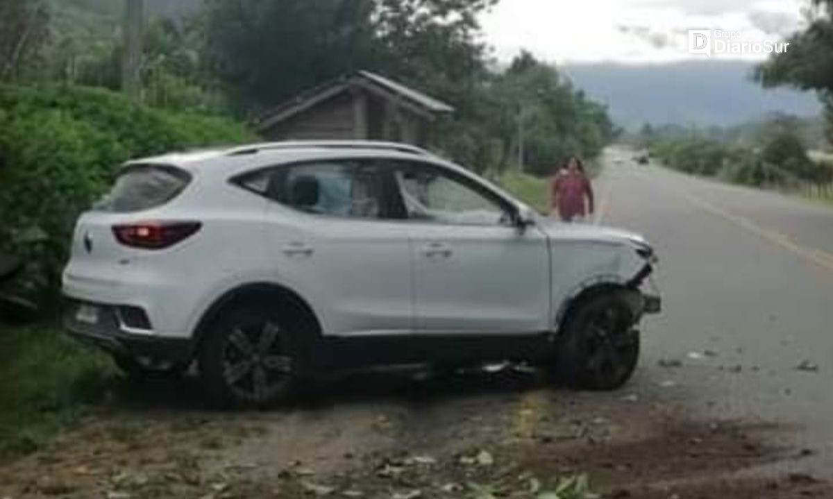 Automóvil chocó con cerco en camino Futrono-Llifén