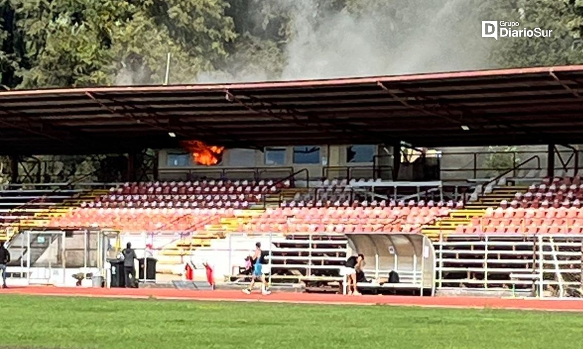 Reportan incendio en Parque Estadio Municipal de Valdivia