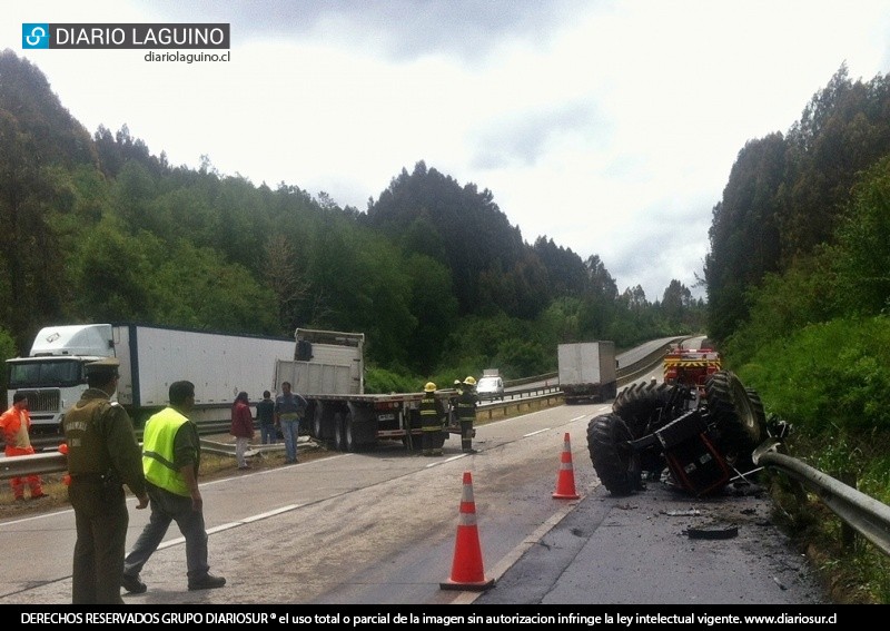 Camión cargado con tractor chocó en el sector Pupunahue 