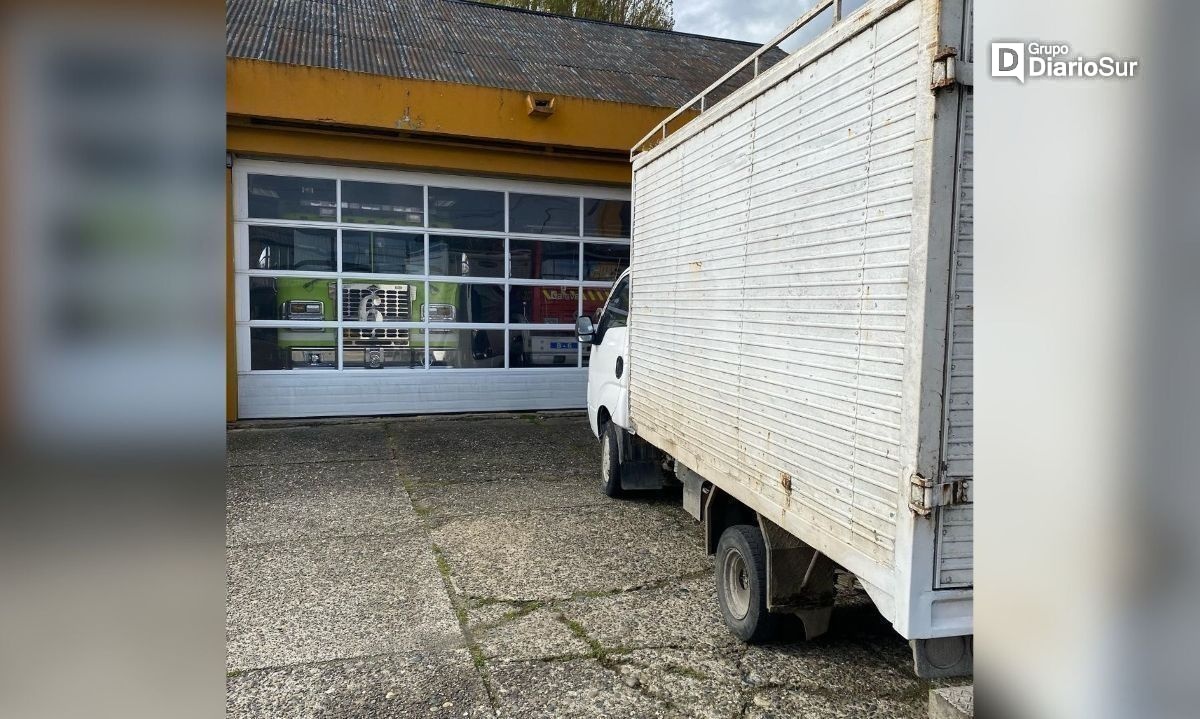 ¡Increíble! Camión se estacionó frente a cuartel de Bomberos en Valdivia
