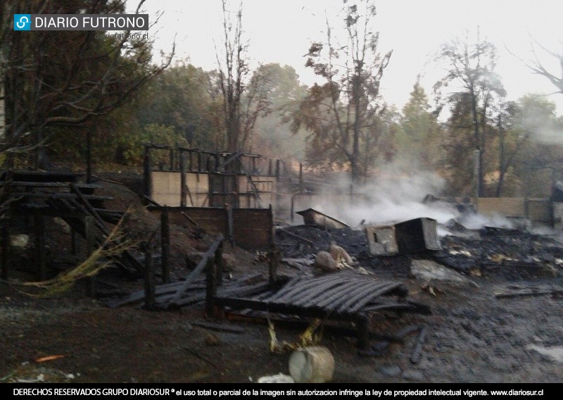 Incendio consumió casa en Coique y dejó a dos futroninos con quemaduras de diversa consideración