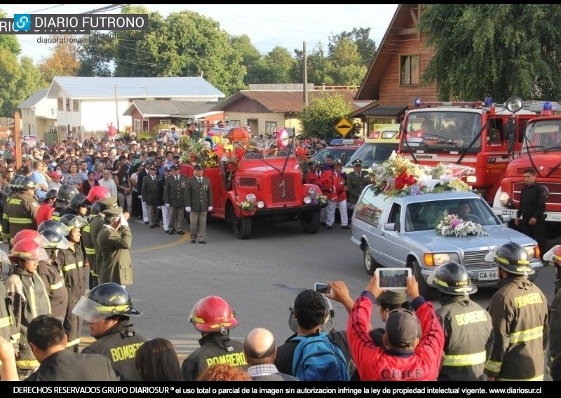 Bomberos tributó una emocionante despedida al voluntario Andrés González