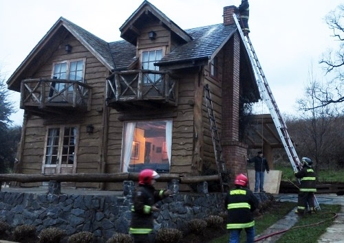 Inflamación de chimena movilizó a bomberos de Futrono