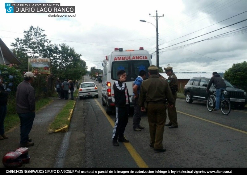 Una pareja sufre accidente en moto en plena calle Concepción en Lago Ranco