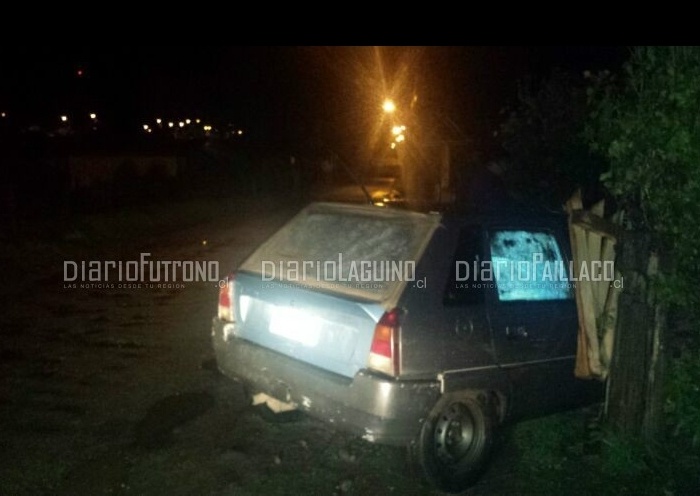 Automovilista esquivó una poza y destruyó el cerco de una casa