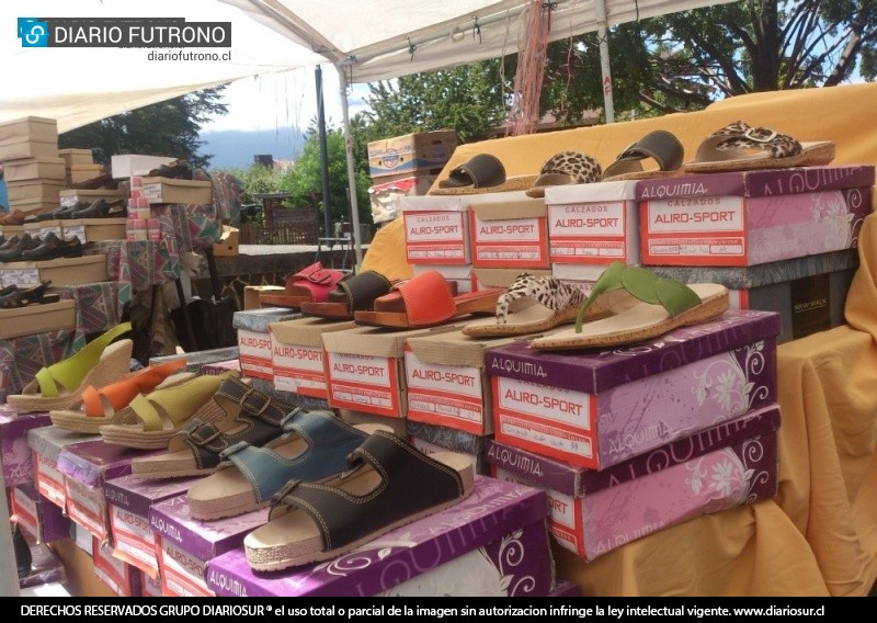 Cuero, calidad y buenos precios es lo que ofrece la 2° Feria del Calzado instalada en Futrono