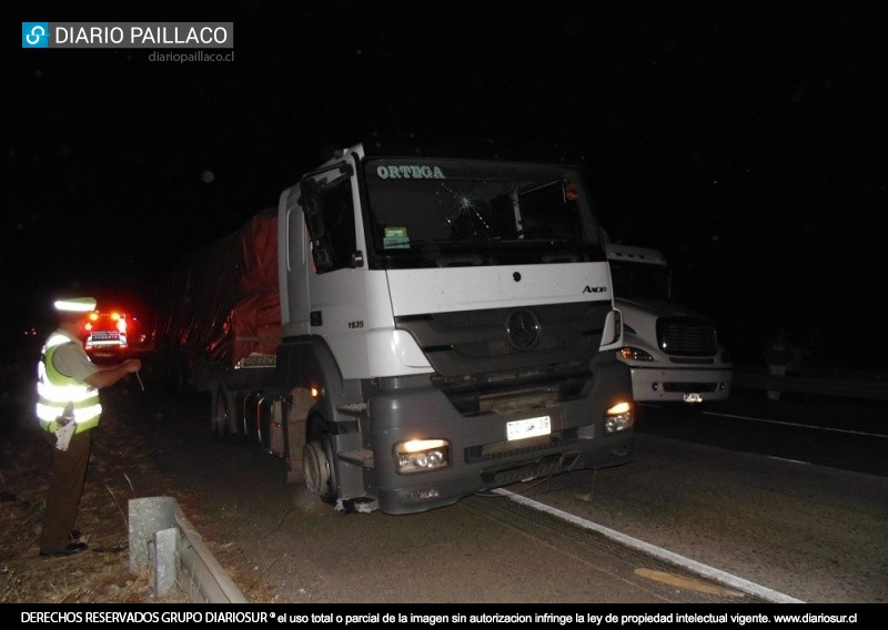 Dos camiones sufrieron accidente en cortes de reparación de la calzada en la Ruta 5 Sur