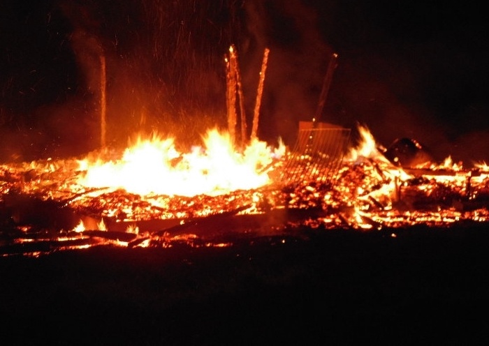 Inmueble sin moradores resultó devorado por las llamas en Los Lagos