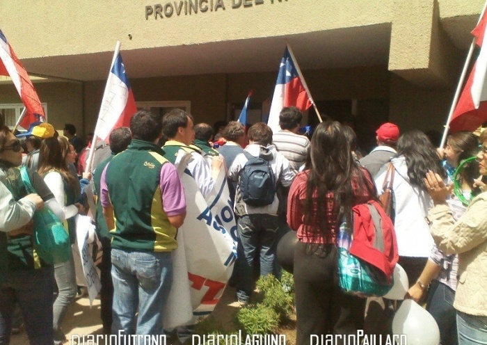 Funcionarios municipales de las comunas protestaron frente a Gobernación del Ranco