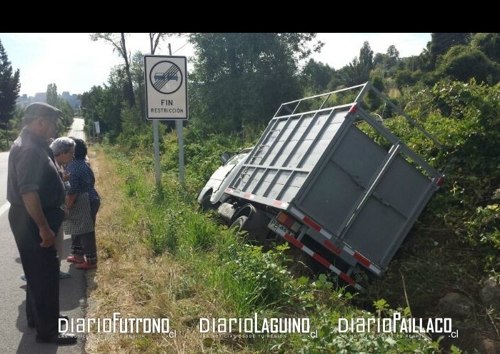 Camión tres cuartos cayó a cuneta en sector Quimán