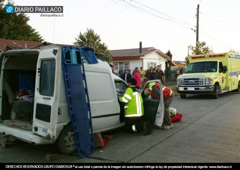 Cuatro lesionados dejó colisión entre furgón y camioneta en Paillaco