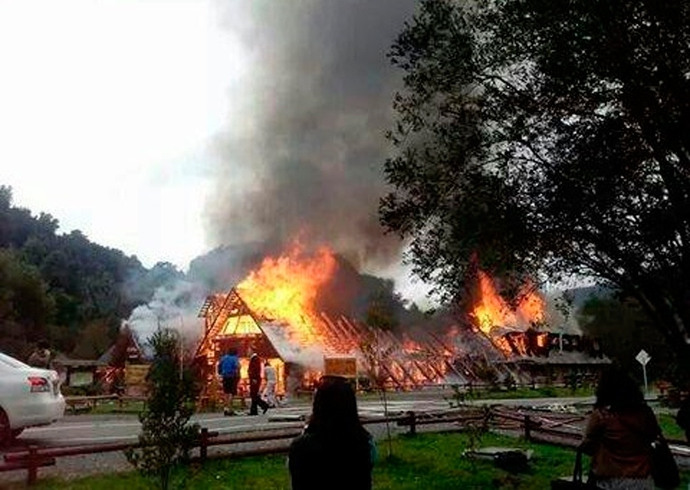 Incendio destruyó hostería y restaurante en Termas Aguas Calientes de Puyehue