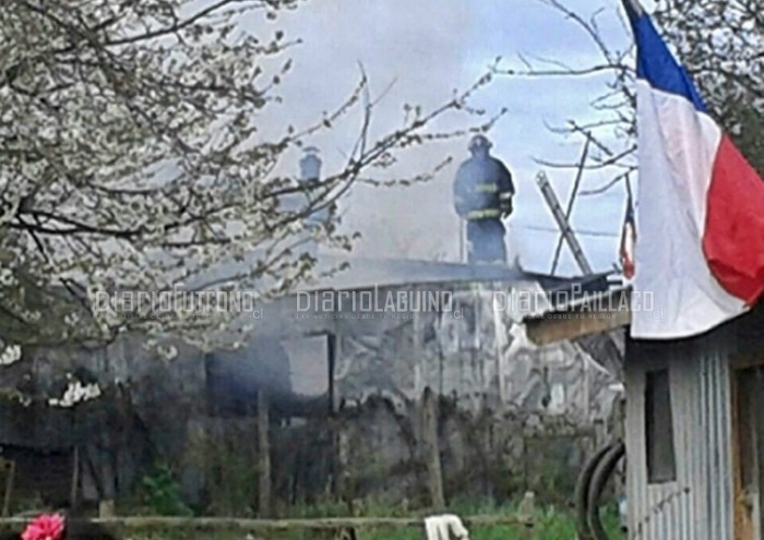 Incendio destruyó taller de carpintería y afectó parte de una vivienda en calle Pedro de Valdivia 