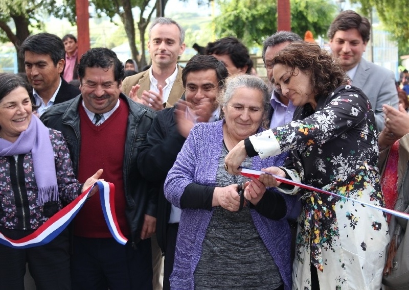 Con torta gigante fue el corte de cinta de la Plaza 21 de Mayo en Futrono 