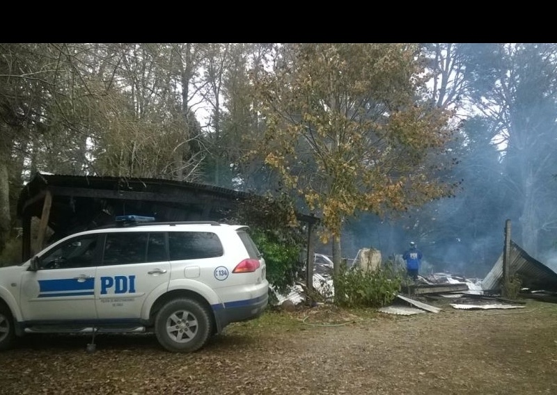 La PDI investiga incendio de casa y quincho en fundo Rucahue en Lanco