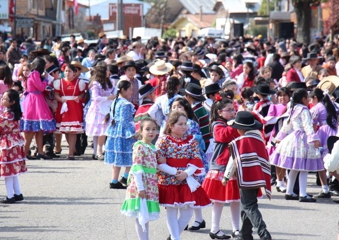 600 bailarines de cueca homenajearon a la patria en el centro de Futrono