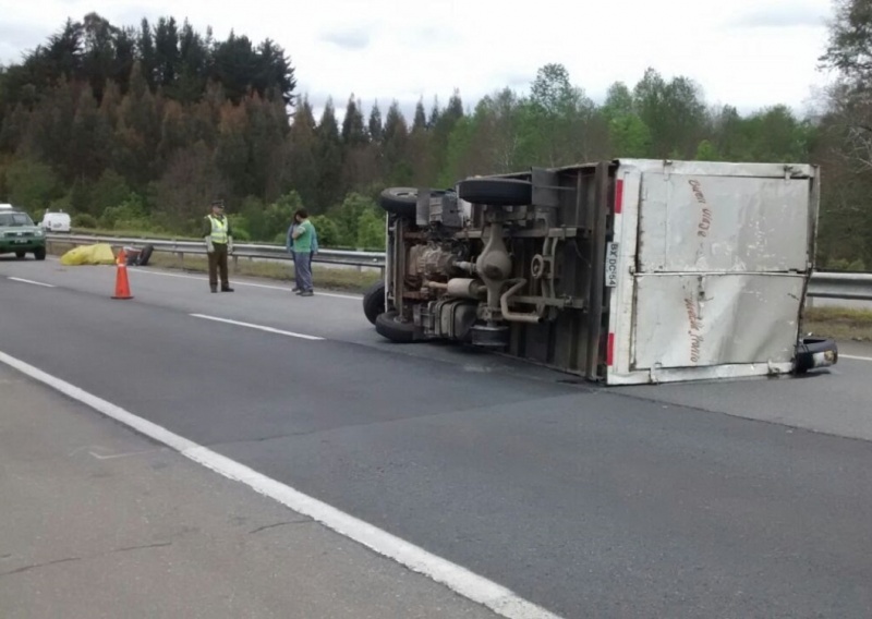 Milagrosa escapada de conductor que volcó en la cercanías del Cruce de Reumén