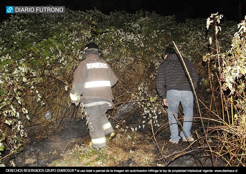 Quema de pastizales a un costado de cancha ANFA alertó a Bomberos de Futrono