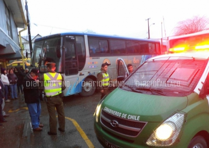 Competencia por alcanzar pasajeros finalizó en pelea a golpes en terminal de buses de Paillaco