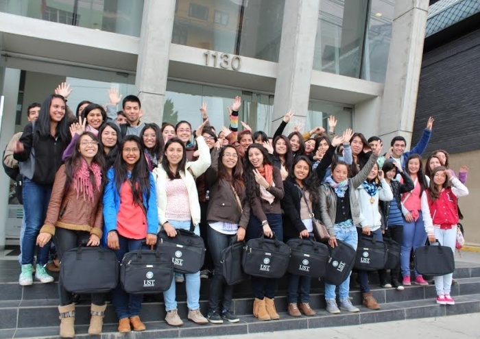 Estudiantes de la Universidad Santo Tomás llegan para participar en trabajos voluntarios de invierno