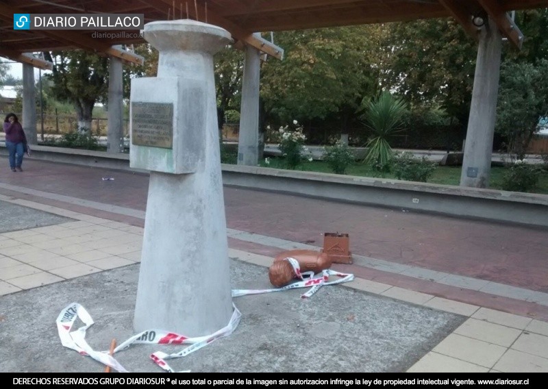 Derribaron figura del Teniente Merino en plaza de Paillaco