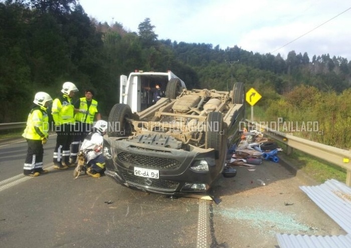 Camioneta volcó frente a desarmaduría de vehículos 10 de Julio