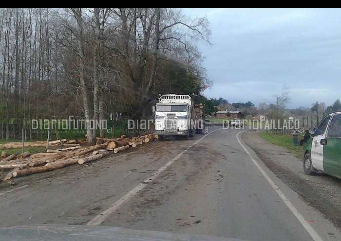 Nuevo accidente en la curva de Lumaco: carro de camión cargado con trozos de madera volcó en el lugar