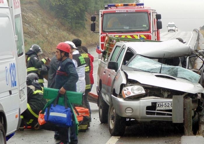 Una camioneta Nissan Terrano chocó con el puente Huiña Huiña en Los Lagos