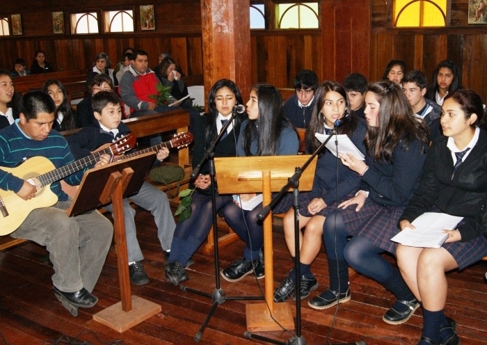 La comunidad católica de la Parroquia San Conrado se prepara para celebrar la Fiesta de la Luz