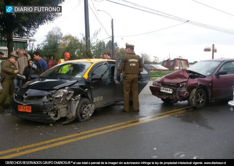 Tres heridos dejó fuerte colisión entre taxi y auto particular en Futrono