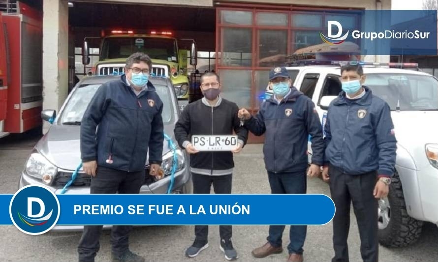 Bomberos de Los Lagos entregaron automóvil rifado en el Gran Bono Monumental