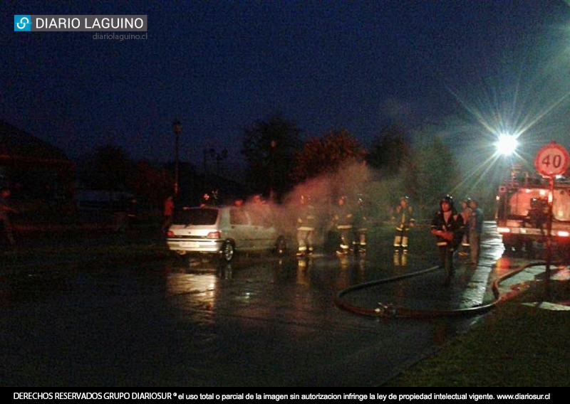 Incendio de vehículo se produjo a un costado de la  Plaza de Armas en Los Lagos