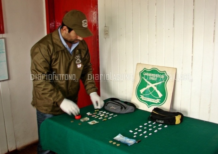 Dos jóvenes fueron sorprendidos con 39 papelillos con marihuana en la plaza de Paillaco