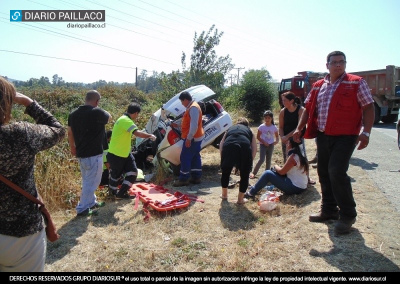 Madre e hija sufrieron accidente cuando les faltaban 200 metros para llegar a Paillaco