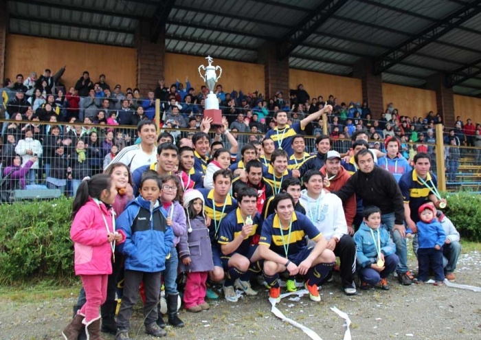 Futroninos de fiesta tras coronarse campeones del fútbol regional