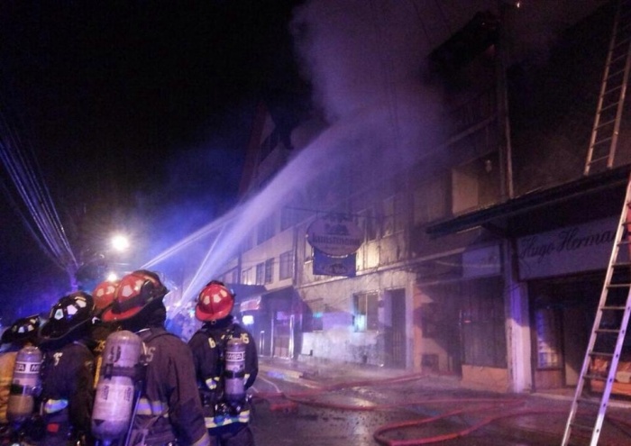 Un muerto deja incendio en tradicional restaurante en Valdivia