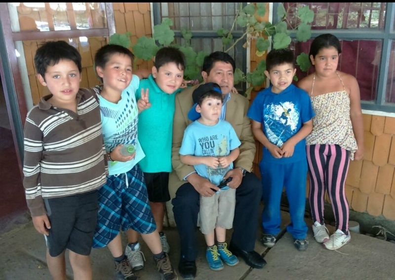 Director regional de Junaeb visitó a niños de Curriñe