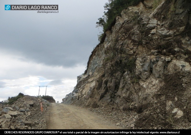 Corte de camino hacia Lago Ranco por obras de pavimentación de Ruta T-85