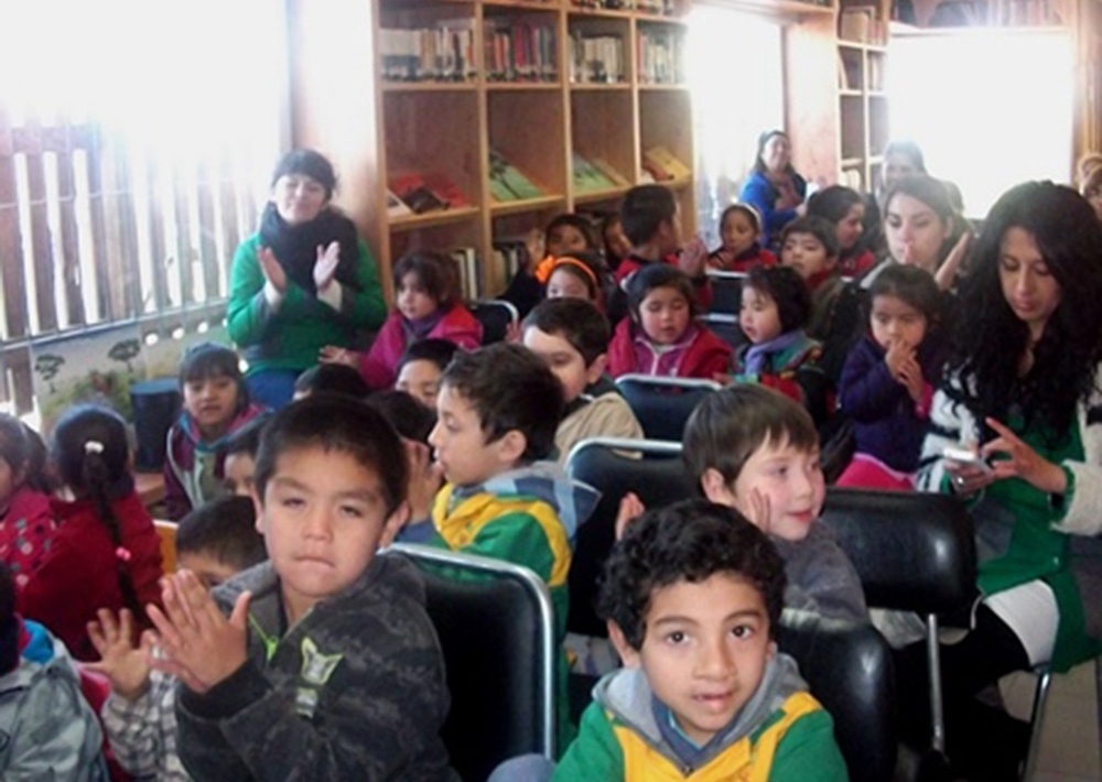 Alumnos de la escuela Sagrada Familia, visitaron la Biblioteca Pública de Futrono