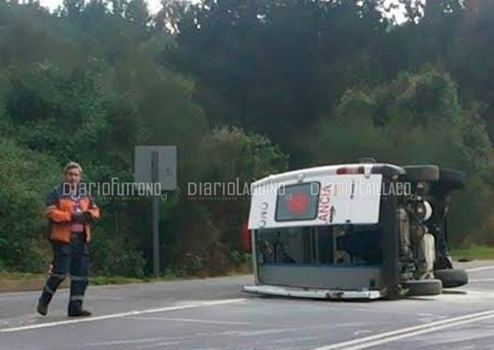 Ambulancia de Futrono volcó cuando se dirigía a Valdivia