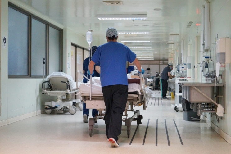 Profesionales de la salud preocupados por alza de contagios de covid-19 en Los Ríos