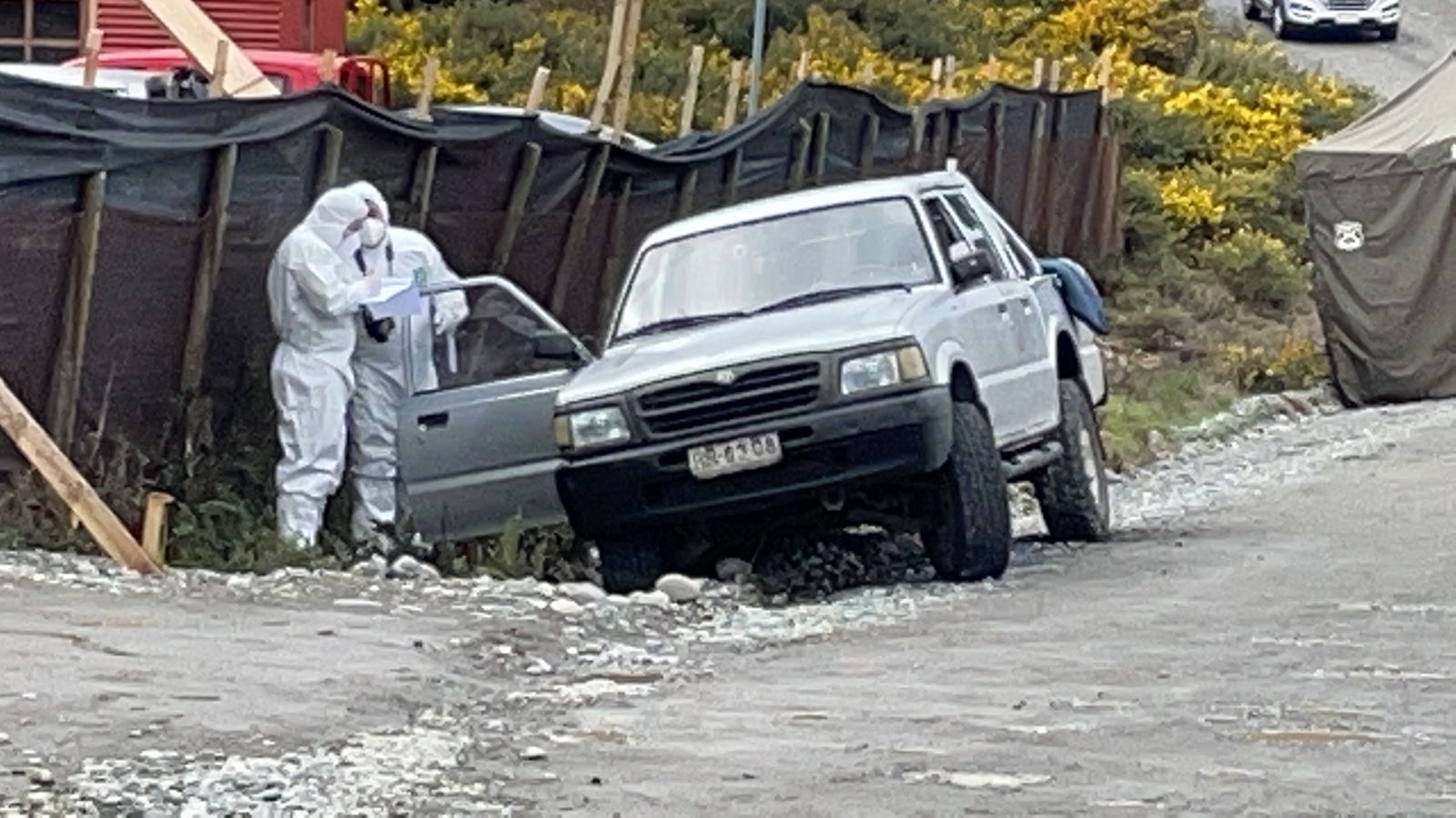 Encuentran cadáver desnudo al interior de camioneta en Puerto Montt